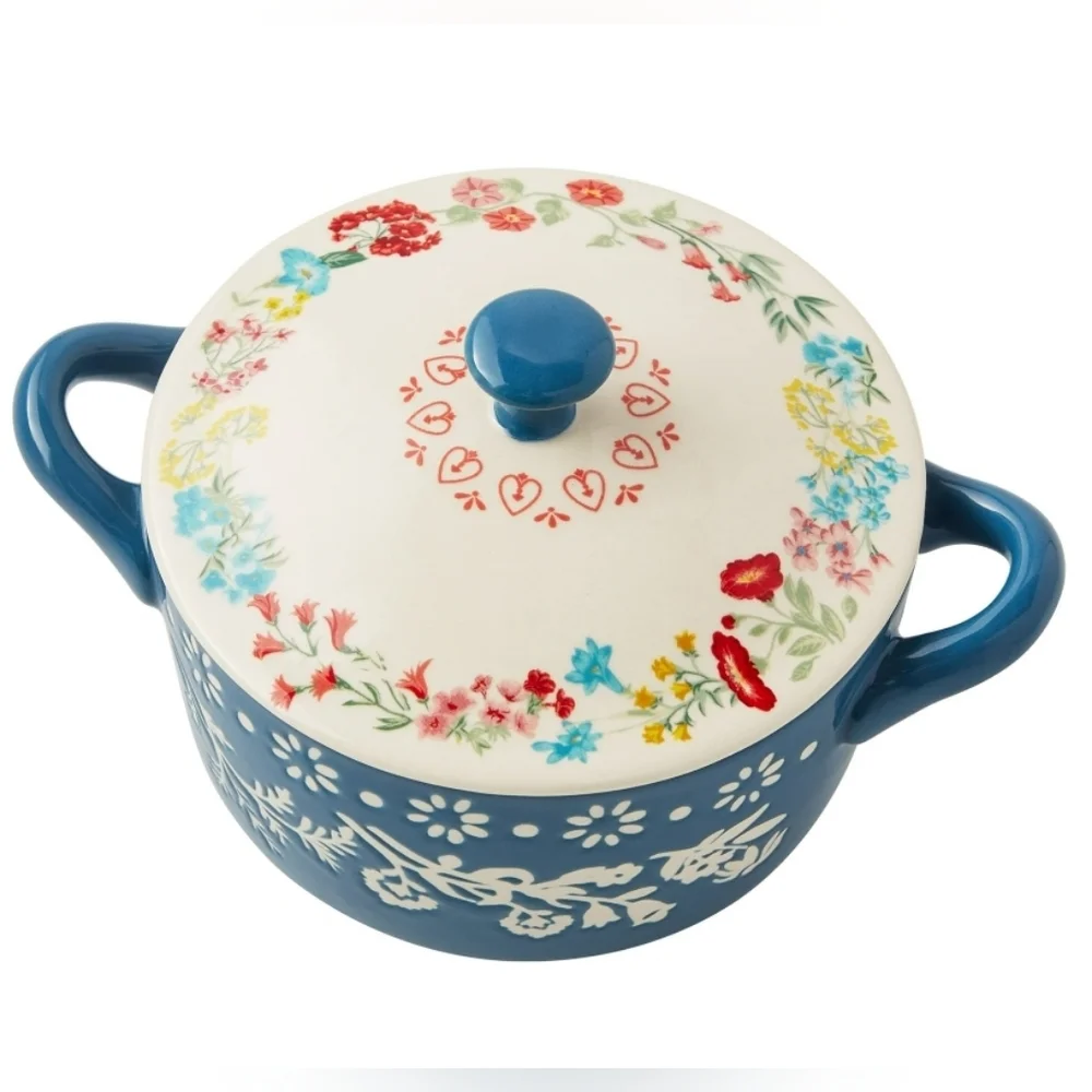 The Pioneer Woman Fancy Flourish Round Ceramic Mini Casserole Dish with Lid.‎